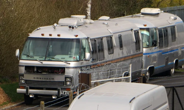 Camping-car réel photographié sur la route ou en stationnement pour « Comment déclarer un sinistre avec votre assurance camping-car en Belgique ? »