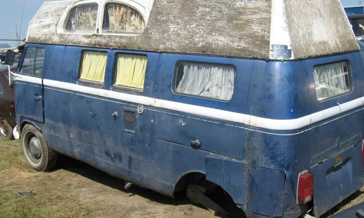 Camping-car réel photographié sur la route ou en stationnement pour « Découvrir la Côte belge en camping-car : Plages, dunes et villes balnéaires »