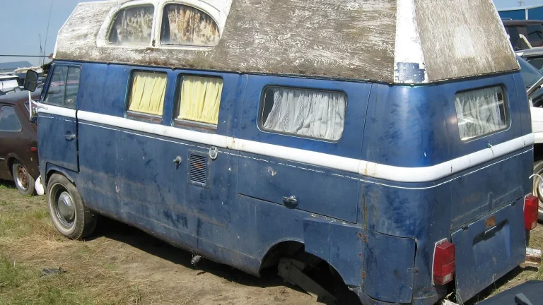 Camping-car réel photographié sur la route ou en stationnement pour « Découvrir la Côte belge en camping-car : Plages, dunes et villes balnéaires »