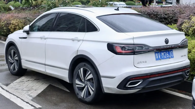 Voiture réelle photographiée en extérieur pour « Décrypter le carnet d’entretien et l’historique d’une voiture d’occasion »