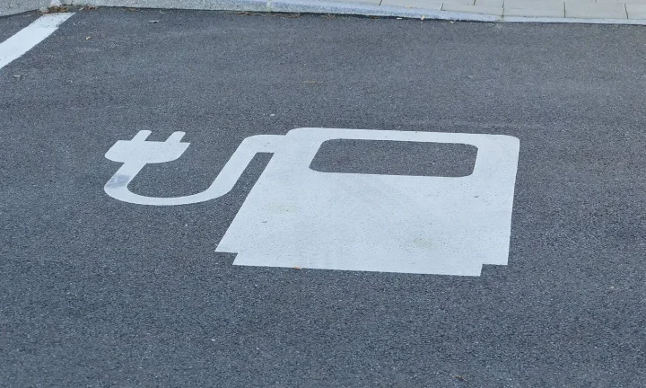 Voiture électrique réelle photographiée près d’une borne de recharge pour « La déduction fiscale pour les bornes de recharge en entreprise : mode d’emploi »