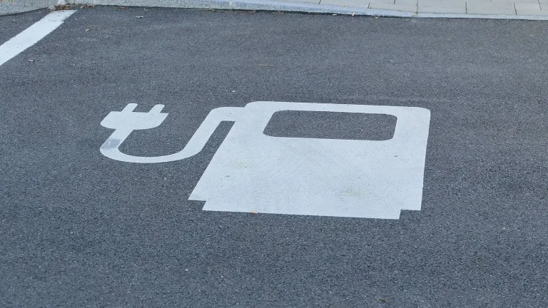Voiture électrique réelle photographiée près d’une borne de recharge pour « La déduction fiscale pour les bornes de recharge en entreprise : mode d’emploi »