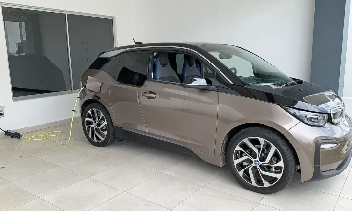 Voiture électrique réelle photographiée près d’une borne de recharge pour « Déduction fiscale pour bornes de recharge en Belgique: Ce qu’il faut savoir »