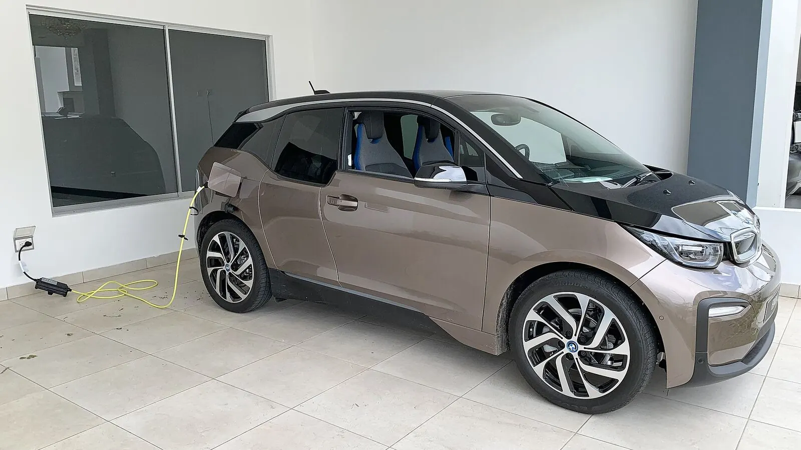 Voiture électrique réelle photographiée près d’une borne de recharge pour « Déduction fiscale pour bornes de recharge en Belgique: Ce qu’il faut savoir »