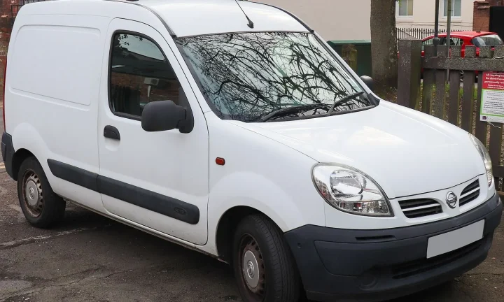 Voiture électrique réelle photographiée en extérieur pour « Déduction Fiscale des Voitures Électriques pour les Entreprises Belges »