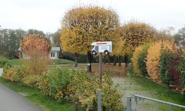 Camping-car réel photographié sur la route ou en stationnement pour « Les risques du défaut d’assurance camping-car en Belgique : Ce que vous devez savoir »