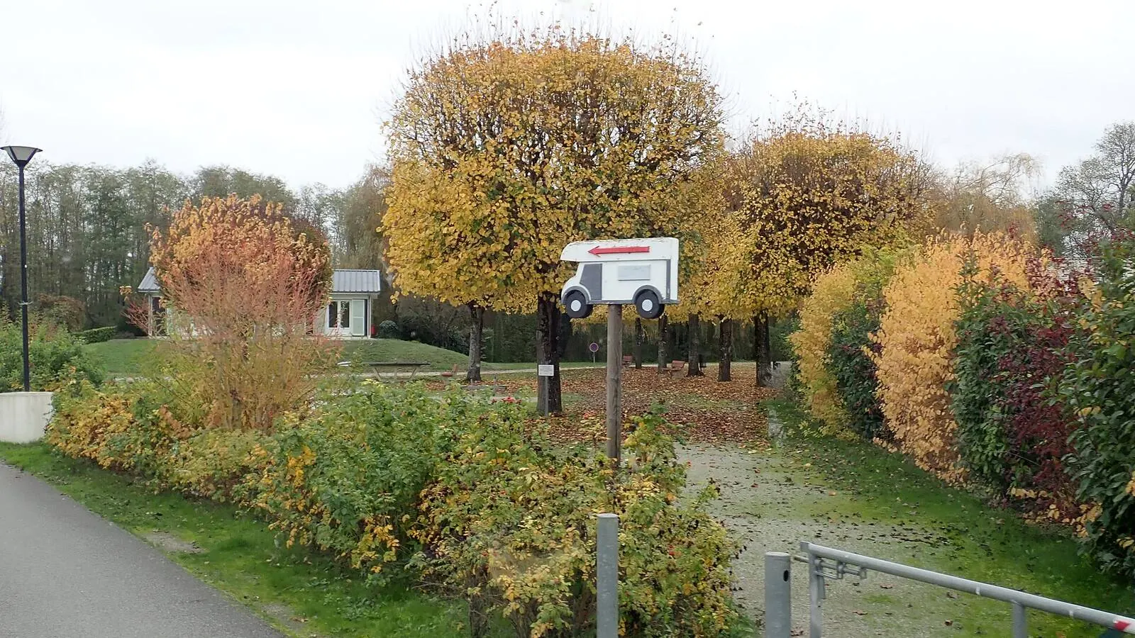 Camping-car réel photographié sur la route ou en stationnement pour « Les risques du défaut d’assurance camping-car en Belgique : Ce que vous devez savoir »