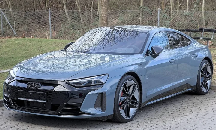 Voiture électrique réelle photographiée en extérieur pour « Les défis du recyclage à grande échelle des batteries de VE en Belgique »