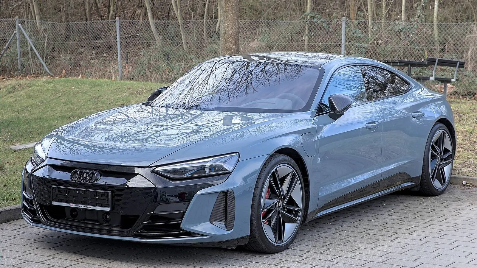 Voiture électrique réelle photographiée en extérieur pour « Les défis du recyclage à grande échelle des batteries de VE en Belgique »