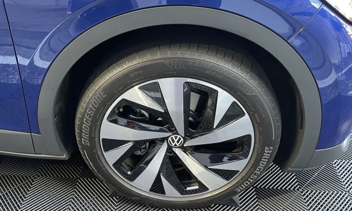 Voiture électrique réelle photographiée en extérieur pour « La Dégradation de la Batterie : Mythes et Réalités pour les VE Belges »