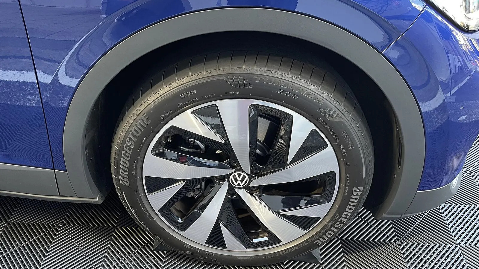 Voiture électrique réelle photographiée en extérieur pour « La Dégradation de la Batterie : Mythes et Réalités pour les VE Belges »