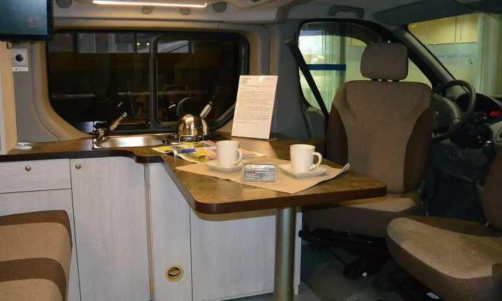 Camping-car réel photographié sur la route ou en stationnement pour « Demande de crédit camping-car en ligne en Belgique : Procédure et astuces »