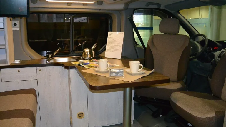 Camping-car réel photographié sur la route ou en stationnement pour « Demande de crédit camping-car en ligne en Belgique : Procédure et astuces »