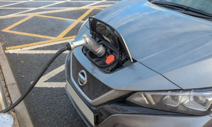Voiture électrique réelle photographiée en extérieur pour « Comment demander une prime VE en Région de Bruxelles-Capitale ? Le processus étape par étape »