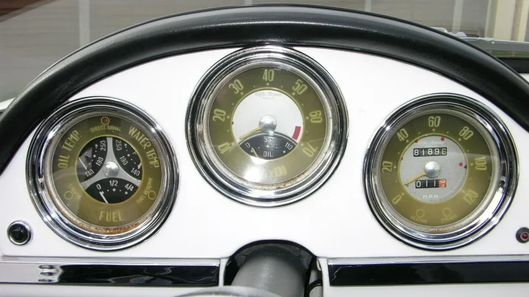 Voiture réelle photographiée en extérieur pour « Les démarches après l’achat : assurance, vignette et changement de propriétaire officiel »