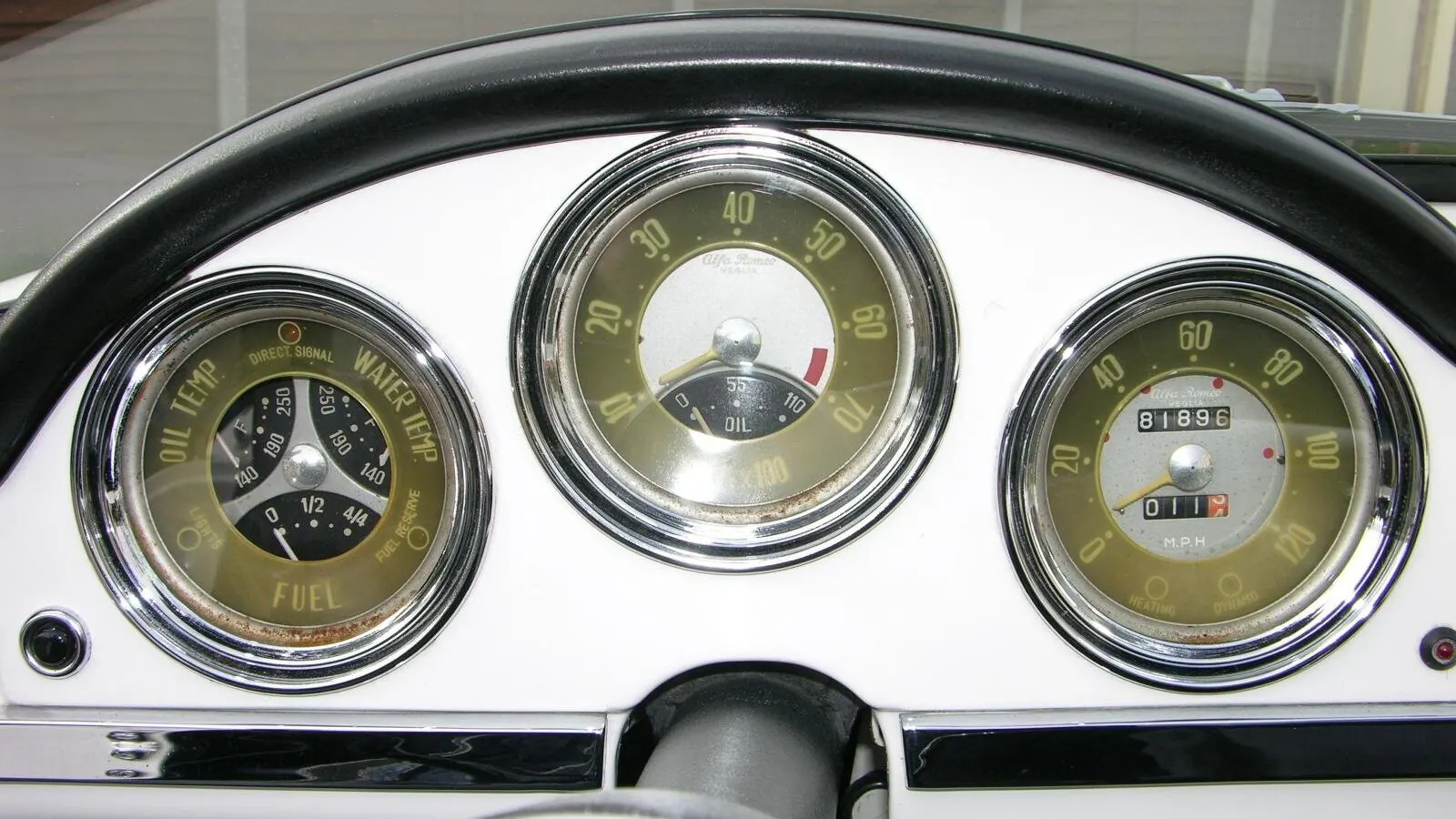 Voiture réelle photographiée en extérieur pour « Les démarches après l’achat : assurance, vignette et changement de propriétaire officiel »