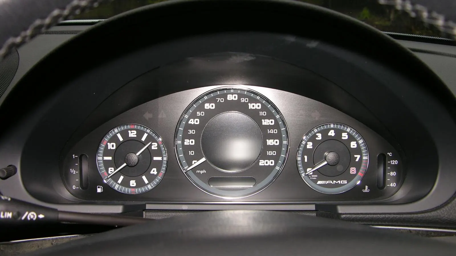 Voiture réelle photographiée en extérieur pour « Guide des démarches pour obtenir une nouvelle plaque d’immatriculation pour votre occasion »