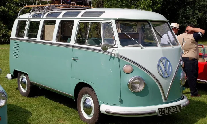 Camping-car réel photographié sur la route ou en stationnement pour « Diagnostiquer et Réparer les Problèmes d’Éclairage Extérieur du Camping-car »