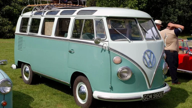 Camping-car réel photographié sur la route ou en stationnement pour « Diagnostiquer et Réparer les Problèmes d’Éclairage Extérieur du Camping-car »
