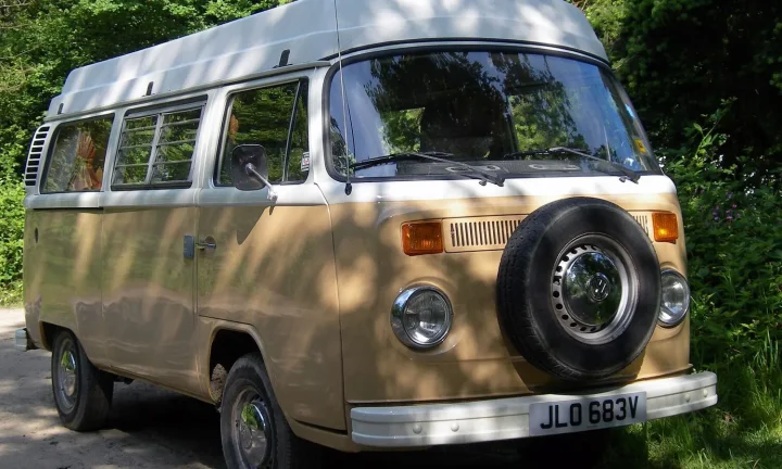 Camping-car réel photographié sur la route ou en stationnement pour « Dépannage des Pannes Électroniques Mineures sur votre Camping-car »