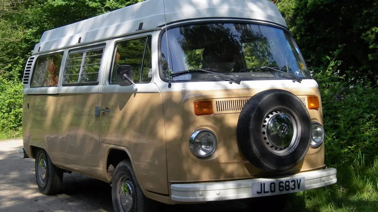 Camping-car réel photographié sur la route ou en stationnement pour « Dépannage des Pannes Électroniques Mineures sur votre Camping-car »