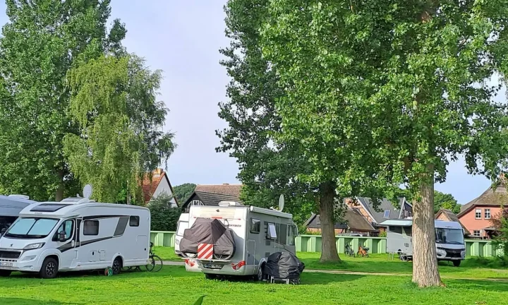 Camping-car réel photographié sur la route ou en stationnement pour « Problèmes de Réfrigérateur de Camping-car : Dépannage et Maintenance »