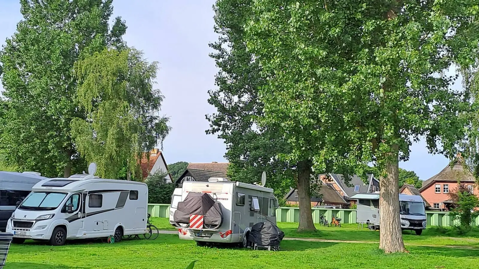 Camping-car réel photographié sur la route ou en stationnement pour « Problèmes de Réfrigérateur de Camping-car : Dépannage et Maintenance »