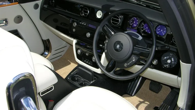 Voiture réelle photographiée en extérieur pour « Diagnostic Automobile: Évitez les Frais Inutiles sur votre Voiture d’Occasion »