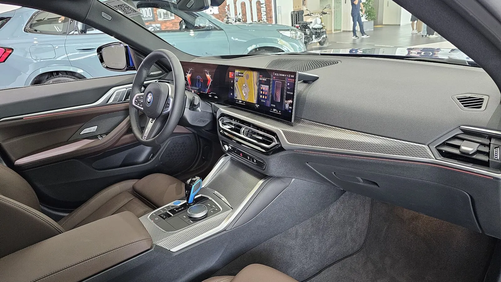 Voiture électrique réelle photographiée en extérieur pour « Analyse de la Diversité des Modèles de VE Offerts en Belgique »