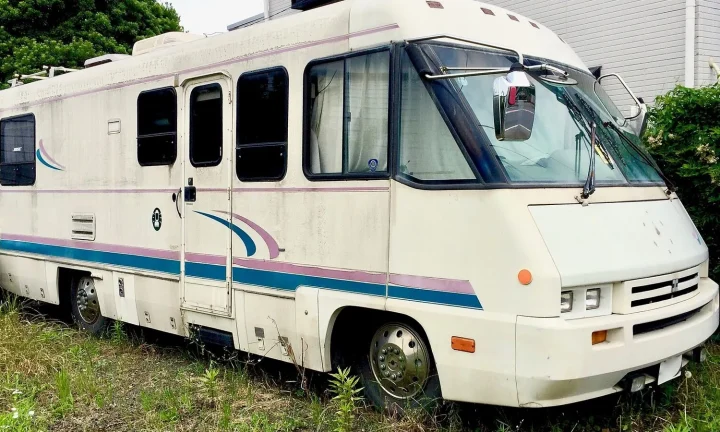 Camping-car réel photographié sur la route ou en stationnement pour « DIY et Petites Réparations en Camping-car : Les Astuces Partagées par les Belges »