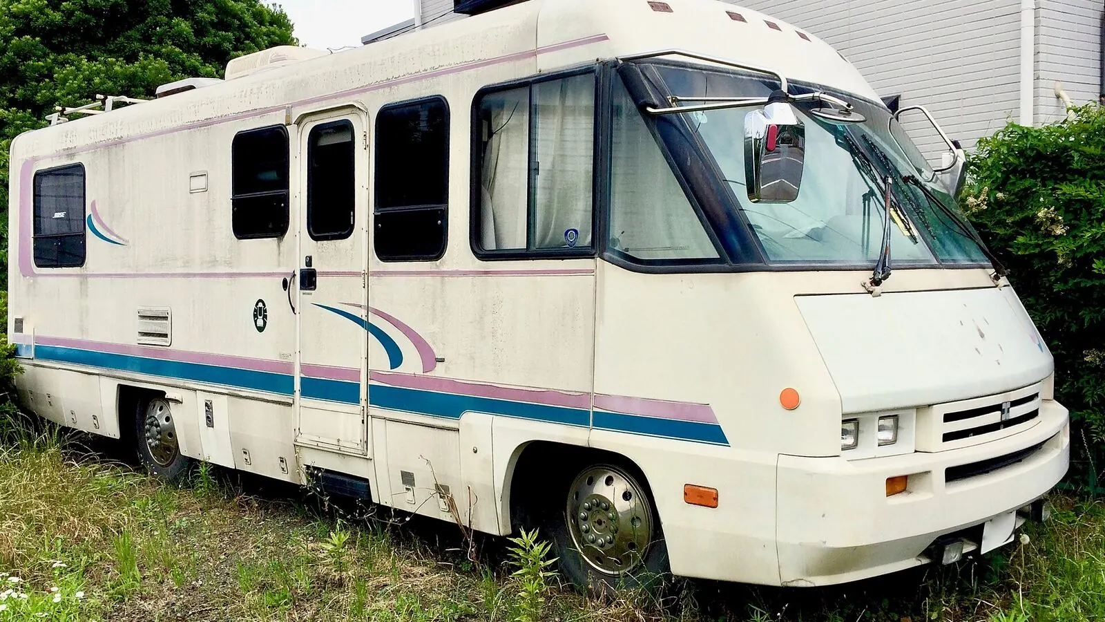 Camping-car réel photographié sur la route ou en stationnement pour « DIY et Petites Réparations en Camping-car : Les Astuces Partagées par les Belges »