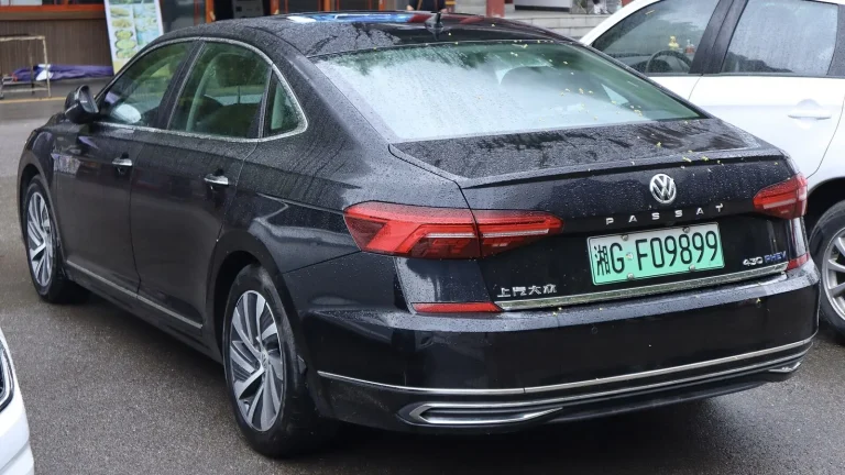Voiture réelle photographiée en extérieur pour « Les documents administratifs indispensables pour l’achat d’une voiture d’occasion en Belg… »