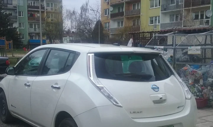 Voiture électrique réelle photographiée en extérieur pour « Quels documents fournir pour votre demande de subvention VE ? »