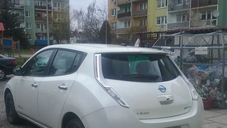 Voiture électrique réelle photographiée en extérieur pour « Quels documents fournir pour votre demande de subvention VE ? »