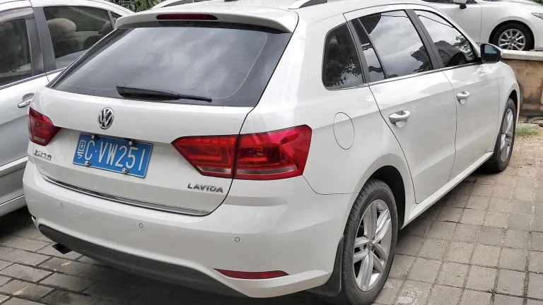 Voiture réelle photographiée en extérieur pour « Les documents essentiels à demander lors de l’achat d’une voiture d’occasion en Belgique »