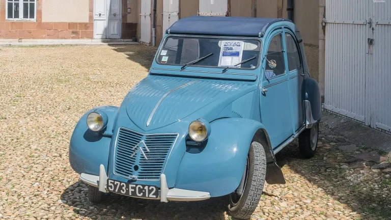 Voiture réelle photographiée en extérieur pour « Les Documents Essentiels pour Vendre ou Acheter une Voiture d’Occasion en Belgique »