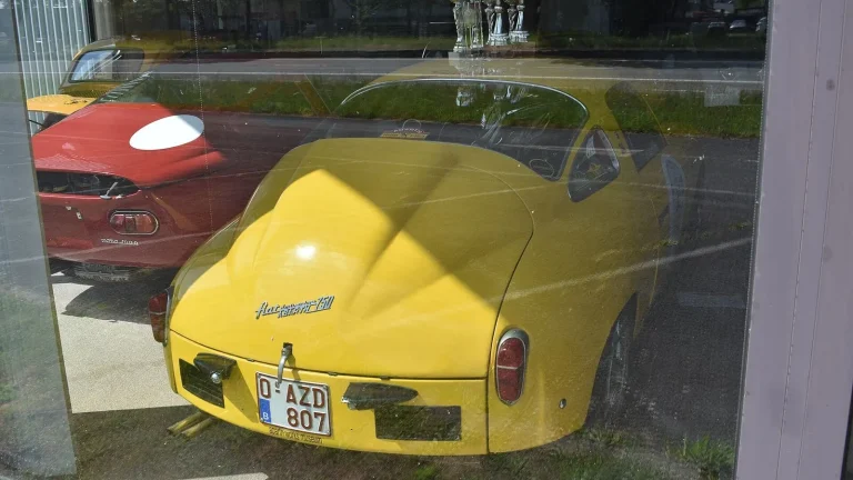 Voiture réelle photographiée dans un contexte de démarches automobiles pour « Les Documents Indispensables pour Vendre sa Voiture en Belgique »