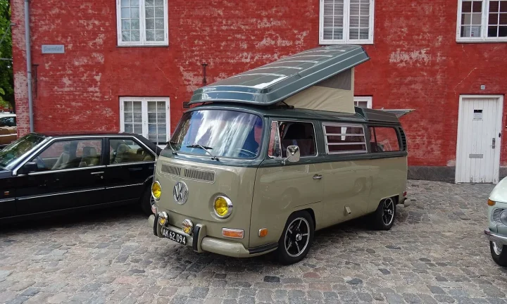 Camping-car réel photographié sur la route ou en stationnement pour « Obtenir un prêt camping-car en Belgique : Les documents nécessaires »