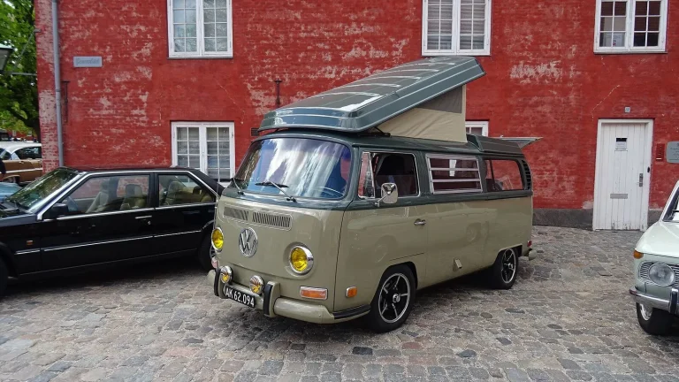 Camping-car réel photographié sur la route ou en stationnement pour « Obtenir un prêt camping-car en Belgique : Les documents nécessaires »