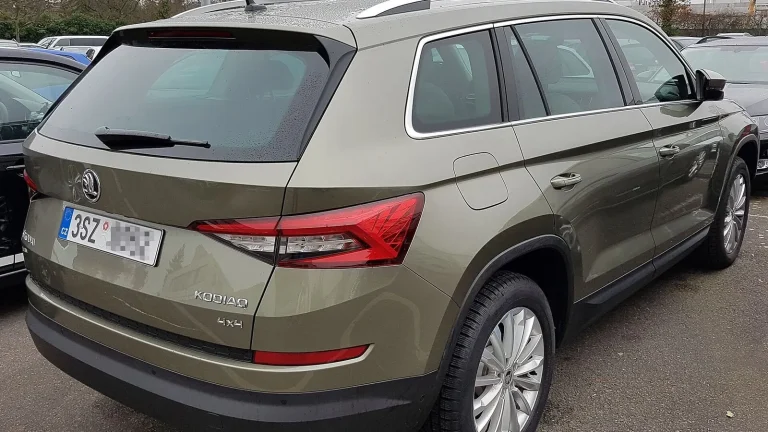 Voiture réelle photographiée en extérieur pour « Les Documents Essentiels pour Vendre sa Voiture en Belgique: La Liste Complète »