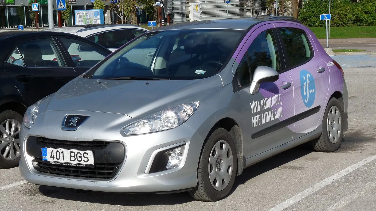 Voiture réelle photographiée en extérieur pour « Documents pour vendre une voiture »