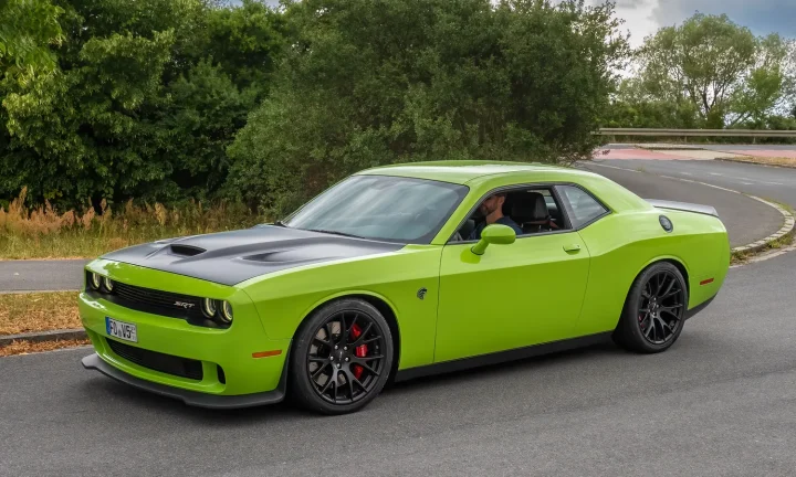 Photo réelle d’une Dodge Challenger illustrant le guide d’achat belge