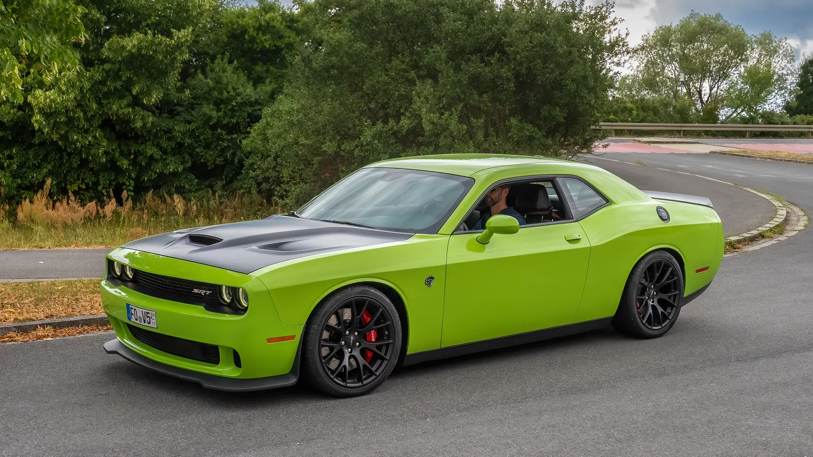 Photo réelle d’une Dodge Challenger illustrant le guide d’achat belge