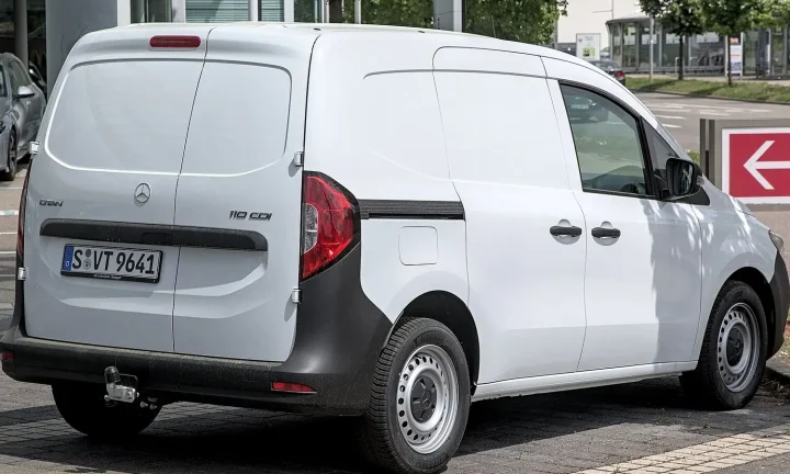 Voiture électrique réelle photographiée en extérieur pour « Droit à la Prise en Belgique : Ce Que la Loi Dit sur les Copropriétés et les VE »