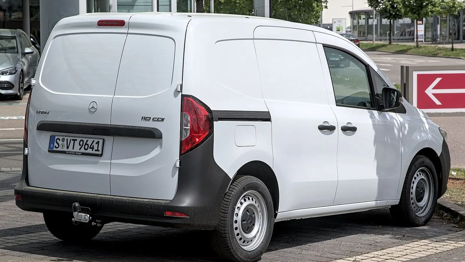 Voiture électrique réelle photographiée en extérieur pour « Droit à la Prise en Belgique : Ce Que la Loi Dit sur les Copropriétés et les VE »