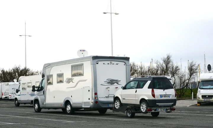 Camping-car réel photographié sur la route ou en stationnement pour « Les Droits et Devoirs des Camping-caristes dans les Campings Belges : Un Aperçu Légal »