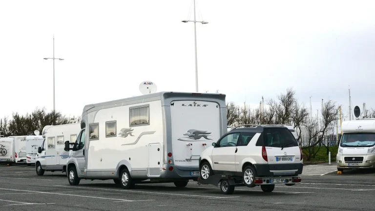 Camping-car réel photographié sur la route ou en stationnement pour « Les Droits et Devoirs des Camping-caristes dans les Campings Belges : Un Aperçu Légal »