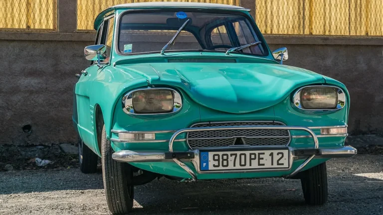 Voiture réelle photographiée en extérieur pour « Droits et Obligations de l’Emprunteur : Cadre Légal du Prêt Auto en Belgique »