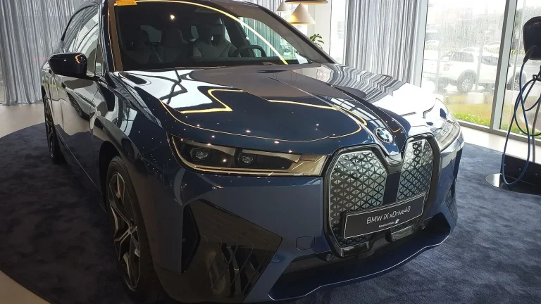 Voiture réelle photographiée dans un contexte de démarches automobiles pour « Obtenir un duplicata de carte grise (certificat d’immatriculation) en Belgique »