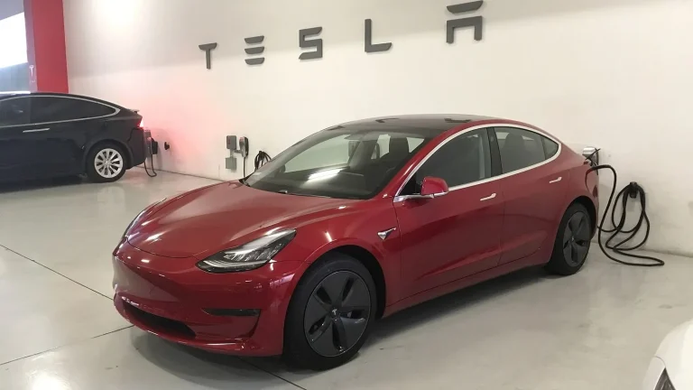 Voiture électrique réelle photographiée en extérieur pour « La durabilité des voitures modernes face au kilométrage élevé: Une étude de cas belge »